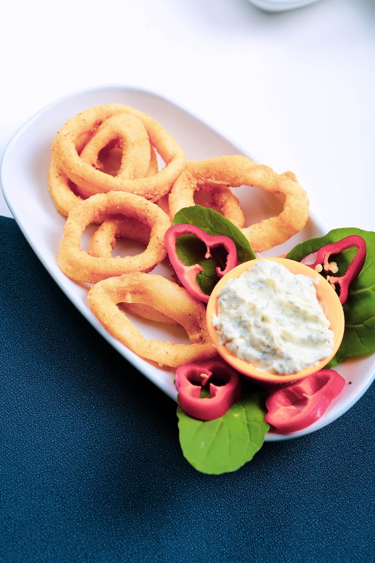 Foto calamar de marisco frito o calamares con salsa