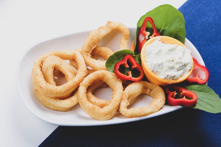 Foto calamar de marisco frito o calamares con salsa