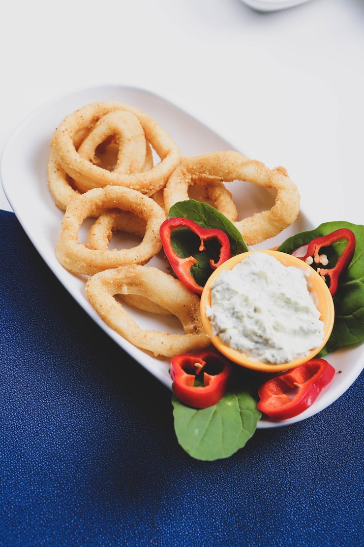 Foto calamar de marisco frito o calamares con salsa
