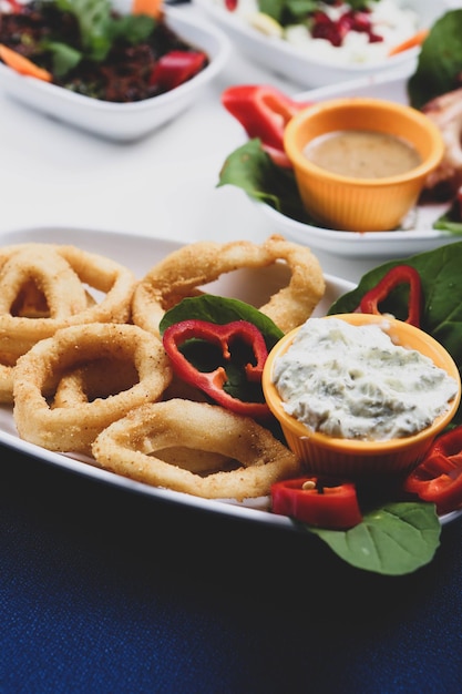 Calamar de marisco frito o calamares con salsa