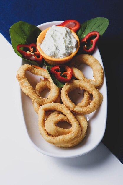 Foto calamar de marisco frito o calamares con salsa