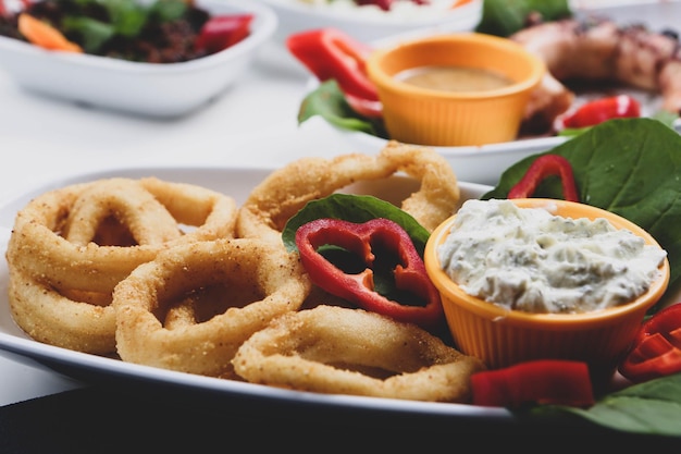 calamar de marisco frito o calamares con salsa