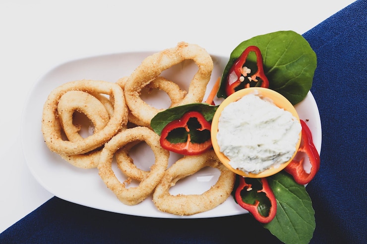 Foto calamar de marisco frito o calamares con salsa