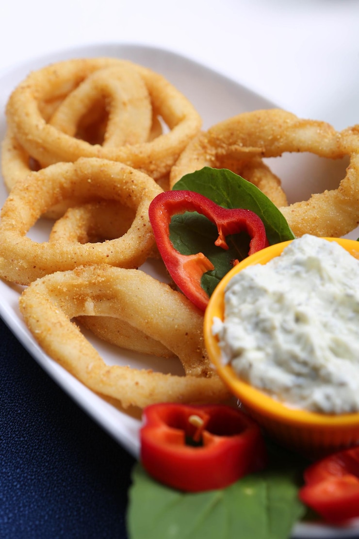 Foto calamar de marisco frito o calamares con salsa