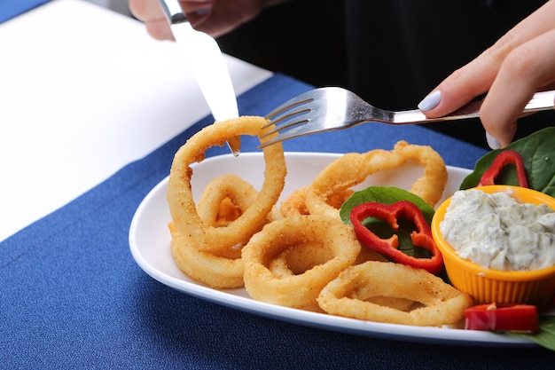 calamar de marisco frito o calamares con salsa