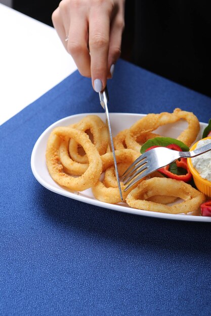 calamar de marisco frito o calamares con salsa