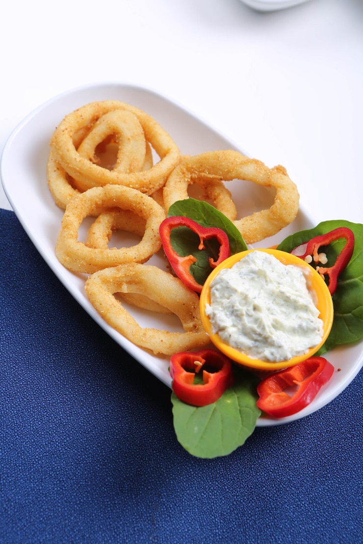 Foto calamar de marisco frito o calamares con salsa