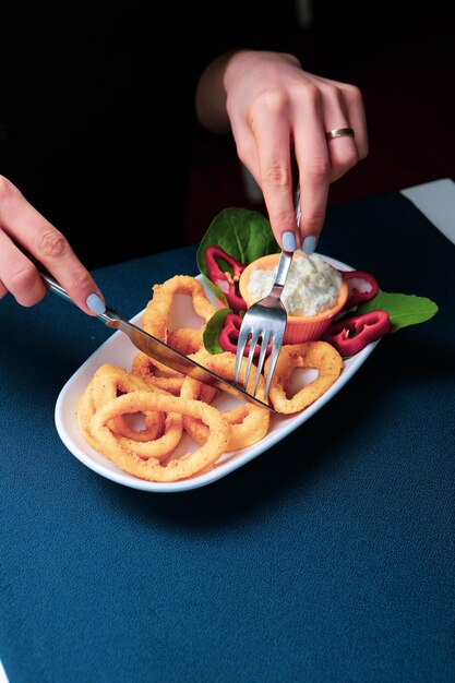 calamar de marisco frito o calamares con salsa