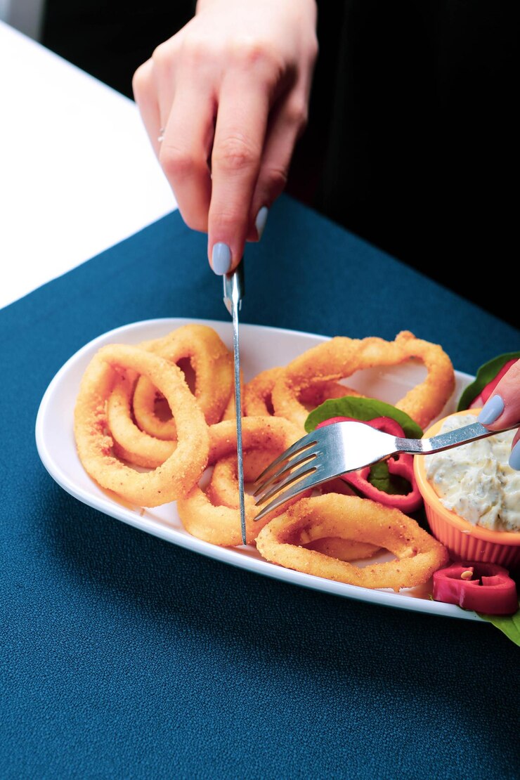 Foto calamar de marisco frito o calamares con salsa
