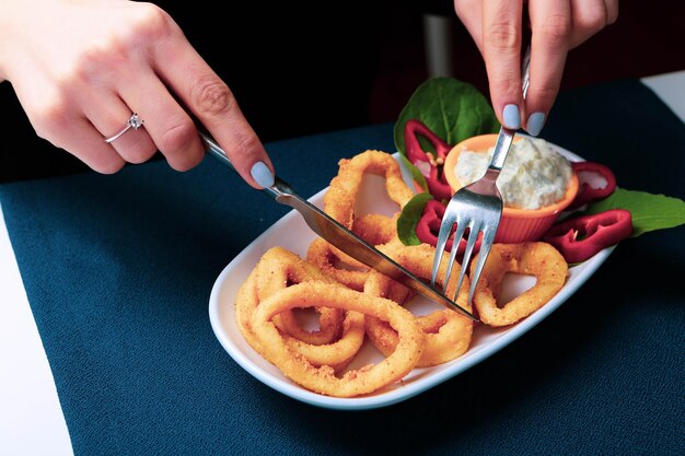 calamar de marisco frito o calamares con salsa