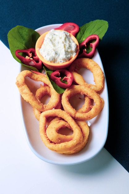 calamar de marisco frito o calamares con salsa