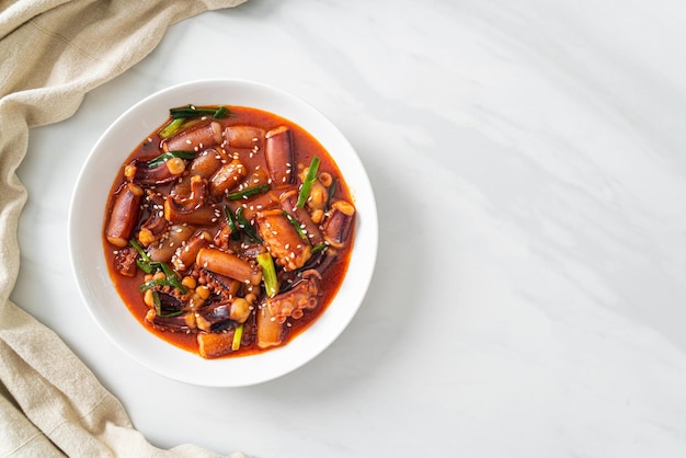 Calamar o pulpo frito con salsa picante coreana