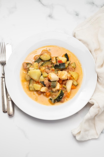 Calamar con verduras y salsa en el plato
