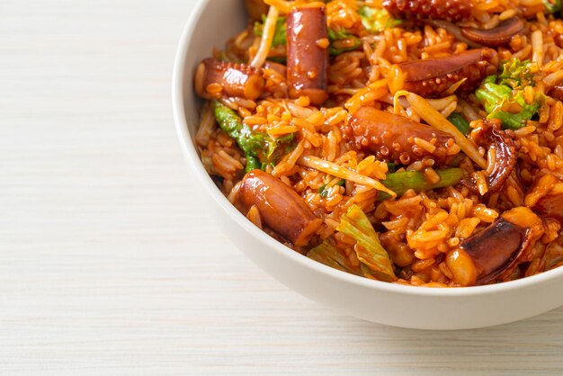Calamara frita ou polvo com uma tigela de arroz com molho picante coreano