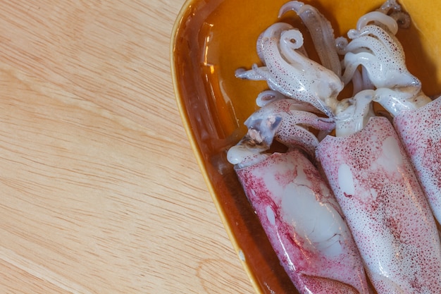 Calamares crudos en madera