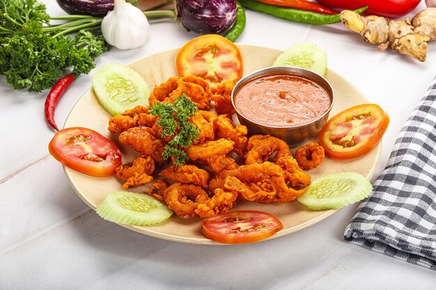 Foto calamares dourados fritos e crocantes com molho