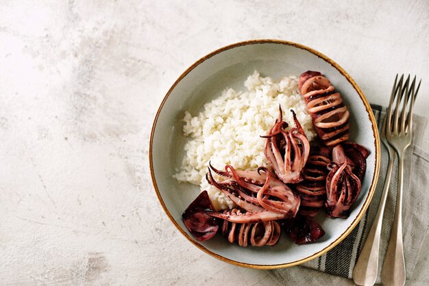 Calamares enteros a la plancha con arroz hervido