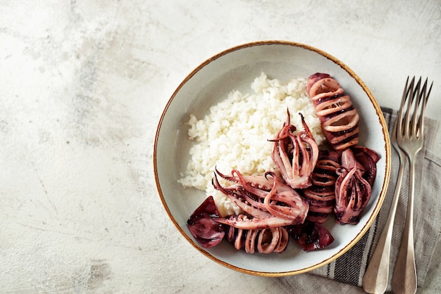 Calamares enteros a la plancha con arroz hervido