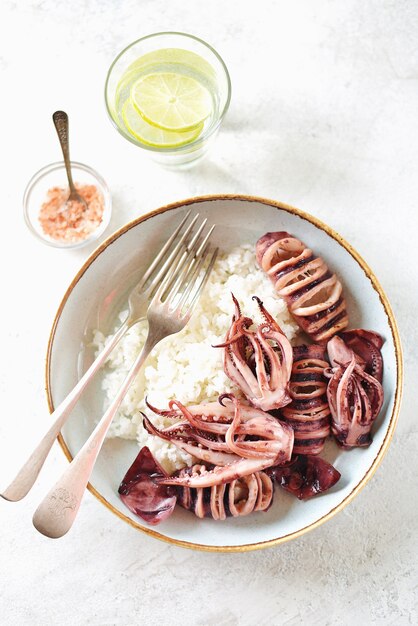 Calamares enteros a la plancha con arroz hervido