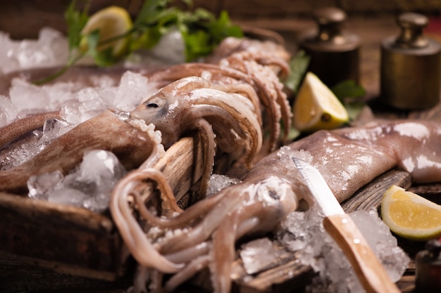 Foto calamares frescos a la venta en el mercado de cerca