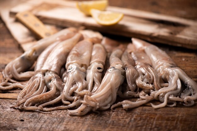 Foto calamares frescos a la venta en el mercado