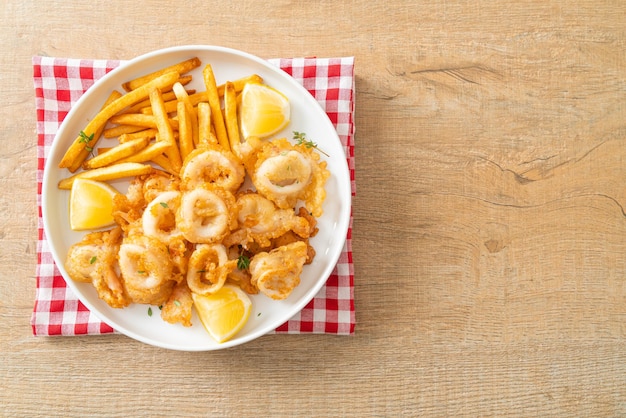 Calamares fritos de calamar o pulpo con patatas fritas