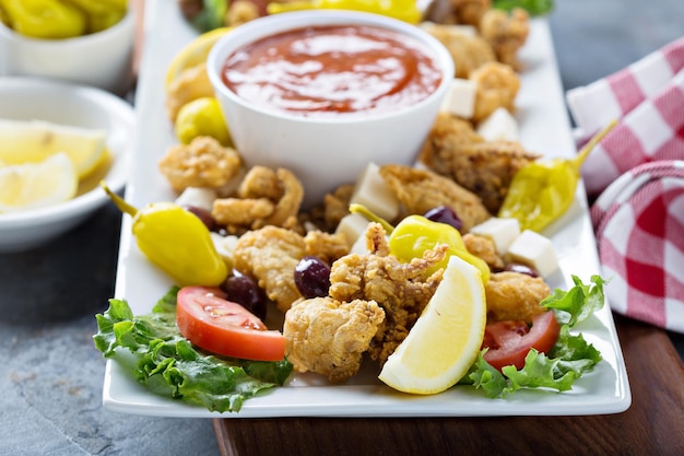 Calamares fritos com molho de marinara