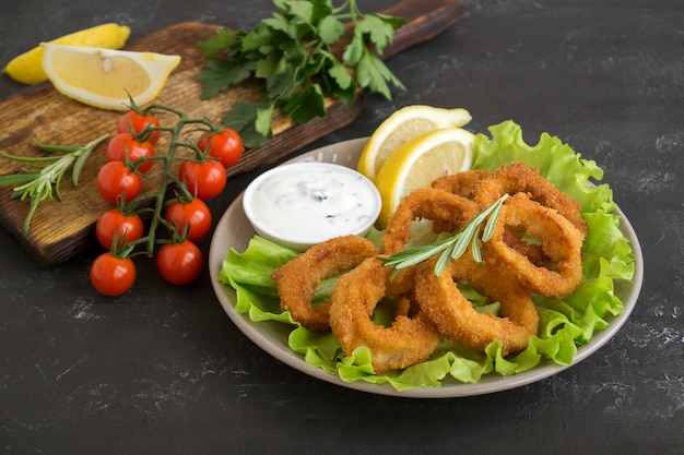 Calamares fritos con corteza crujiente.