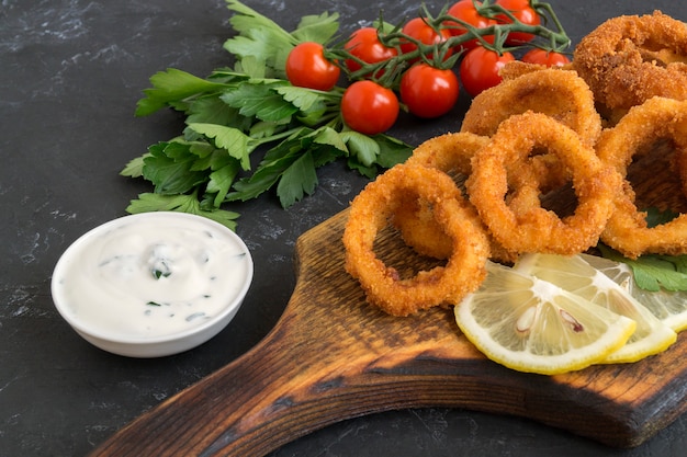 Calamares fritos con corteza crujiente.