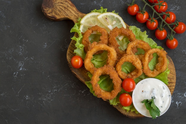 Calamares fritos con corteza crujiente.