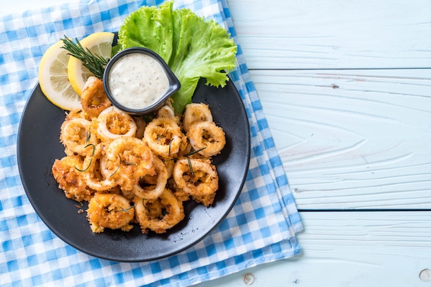 Calamares fritos o pulpo (calamares) con salsa