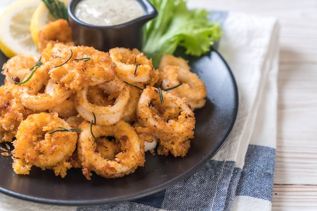 Foto calamares fritos o pulpo (calamares) con salsa