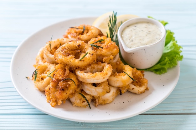 Calamares fritos o pulpo (calamares) con salsa