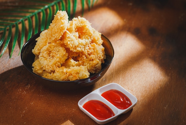 Calamares fritos en un plato con luz solar