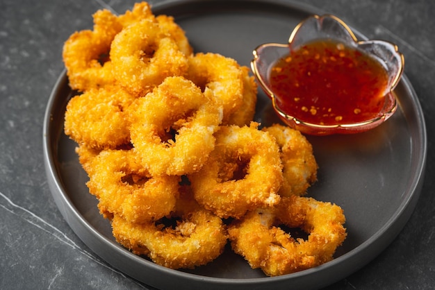 Calamares fritos rebozados con salsa thai.