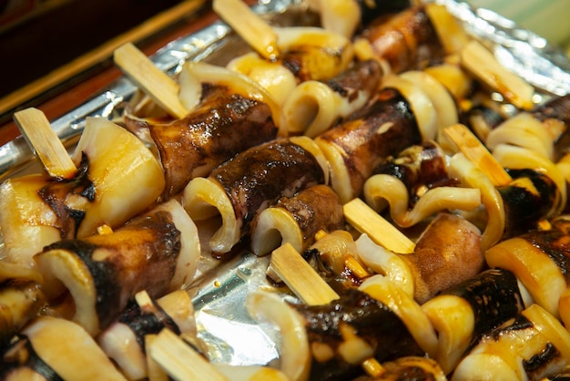 Calamares japoneses frescos em uma barraca no mercado de peixe de Nishiki, em Kyoto, Japão