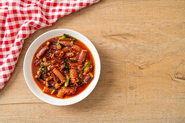 Calamares o pulpo salteados con salsa picante coreana