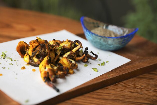 Calamares a la parrilla sobre fondo de madera, comida tailandesa