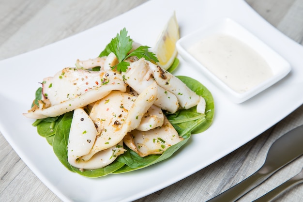 Foto calamares a la plancha con salsa de espinacas y alioli