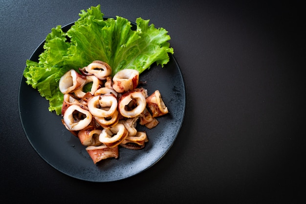 calamares a la plancha sobre placa