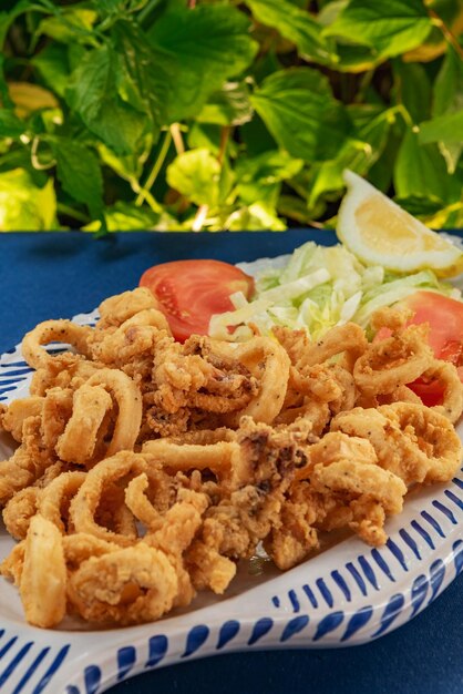 Calamares a la romana con tomate y lechuga