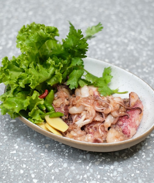 Calamares salteados con ajo en estilo tailandés