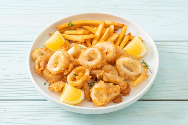 Calamari - gebratener Tintenfisch oder Tintenfisch mit Pommes Frites