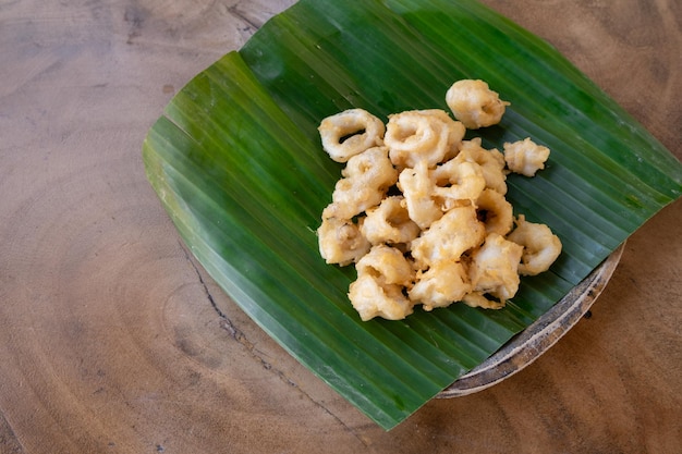 Foto calamari lulas fritas decoradas em cima de folha de bananeira close-up shot