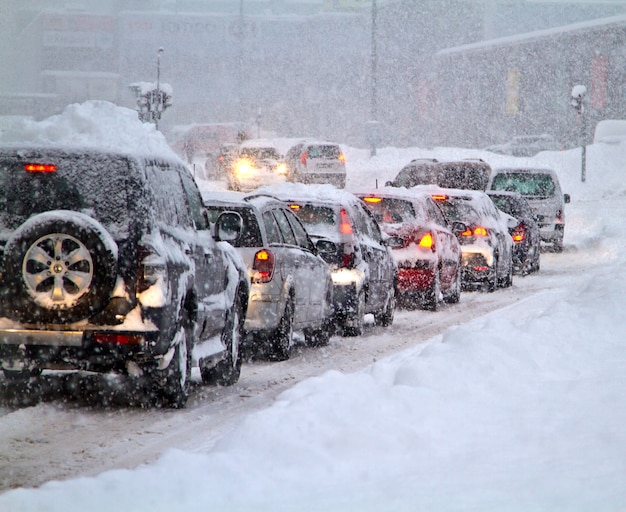Calamidade de neve na estrada, forte nevasca limitou o tráfego rodoviário. Tempestade de neve e neve no inverno em hihway.
