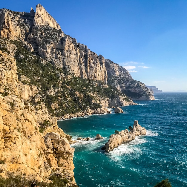 Calanques paisaje marino y montañas, arroyos de marsella, Francia