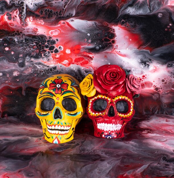 Calavera del día de los muertos sobre fondo abstracto