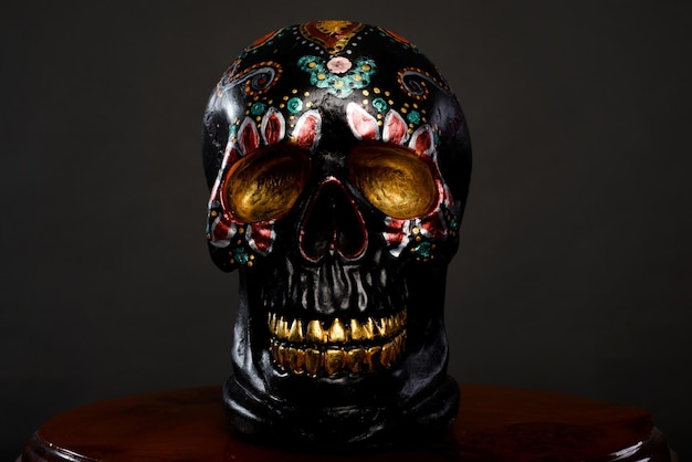 Calavera de escayola pintada a mano. Carabela decorativa para la celebración del Día de Muertos.