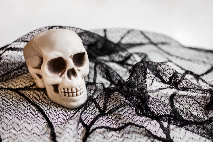 Calavera de Halloween sobre mantel de encaje negro