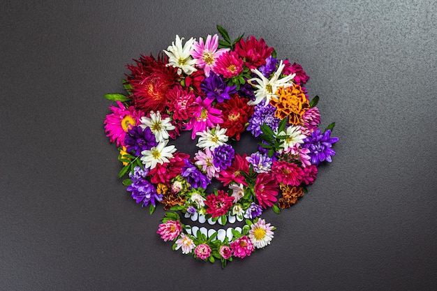 Calavera humana de papel para el Día de Muertos de México con flores tradicionales